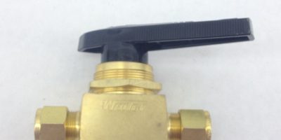 WHITEY B-45S8 THREADED BALL VALVE BRASS (F281) 1